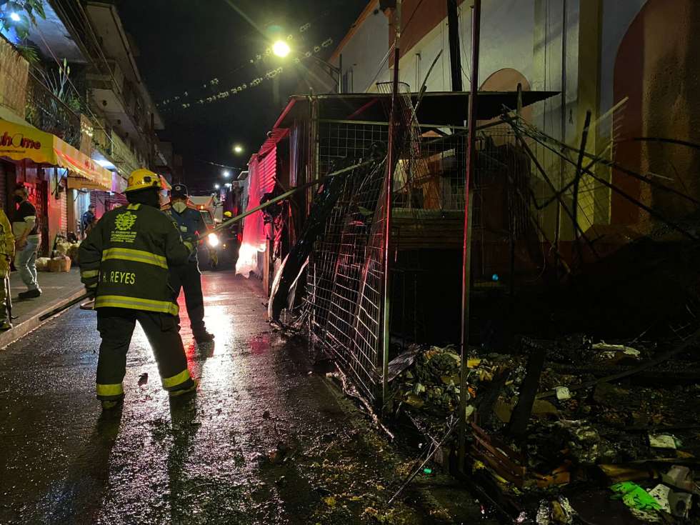  El fuego inició alrededor de las 23 horas de este martes.